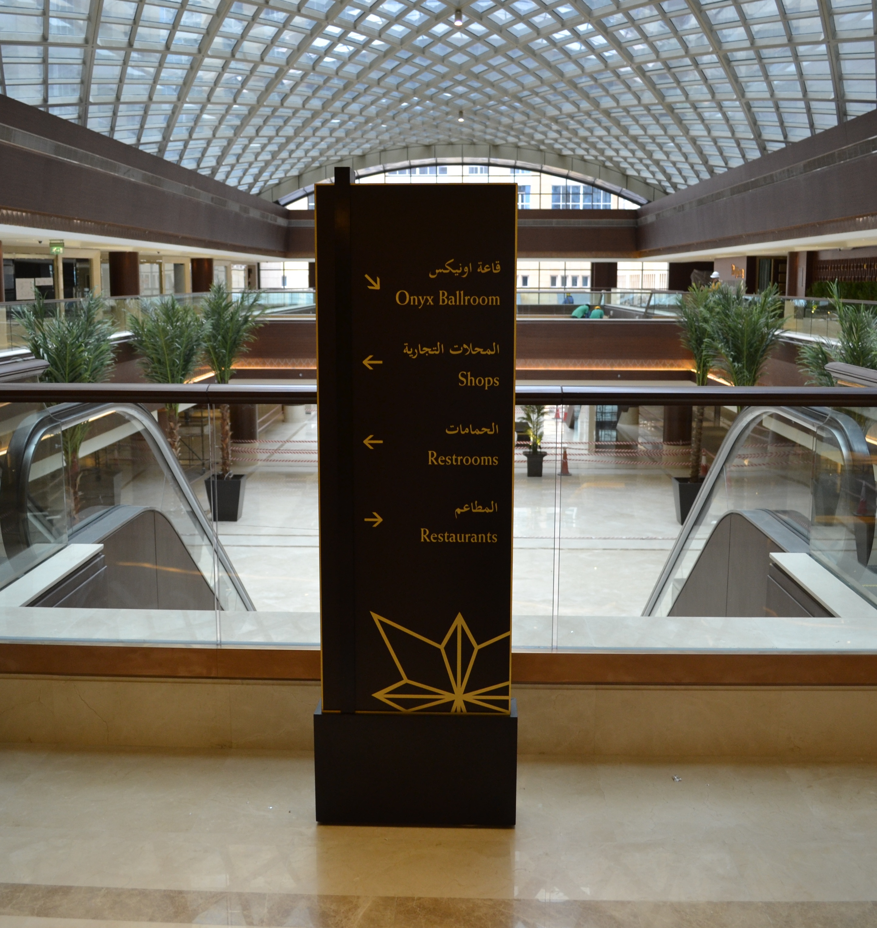 <h2>Dusit Thani - Directional Sign</h2><br/>